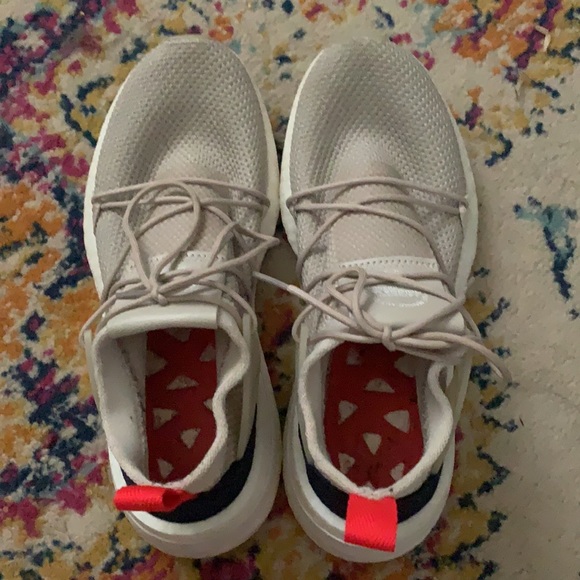 Adidas tennis shoes - Picture 3 of 4